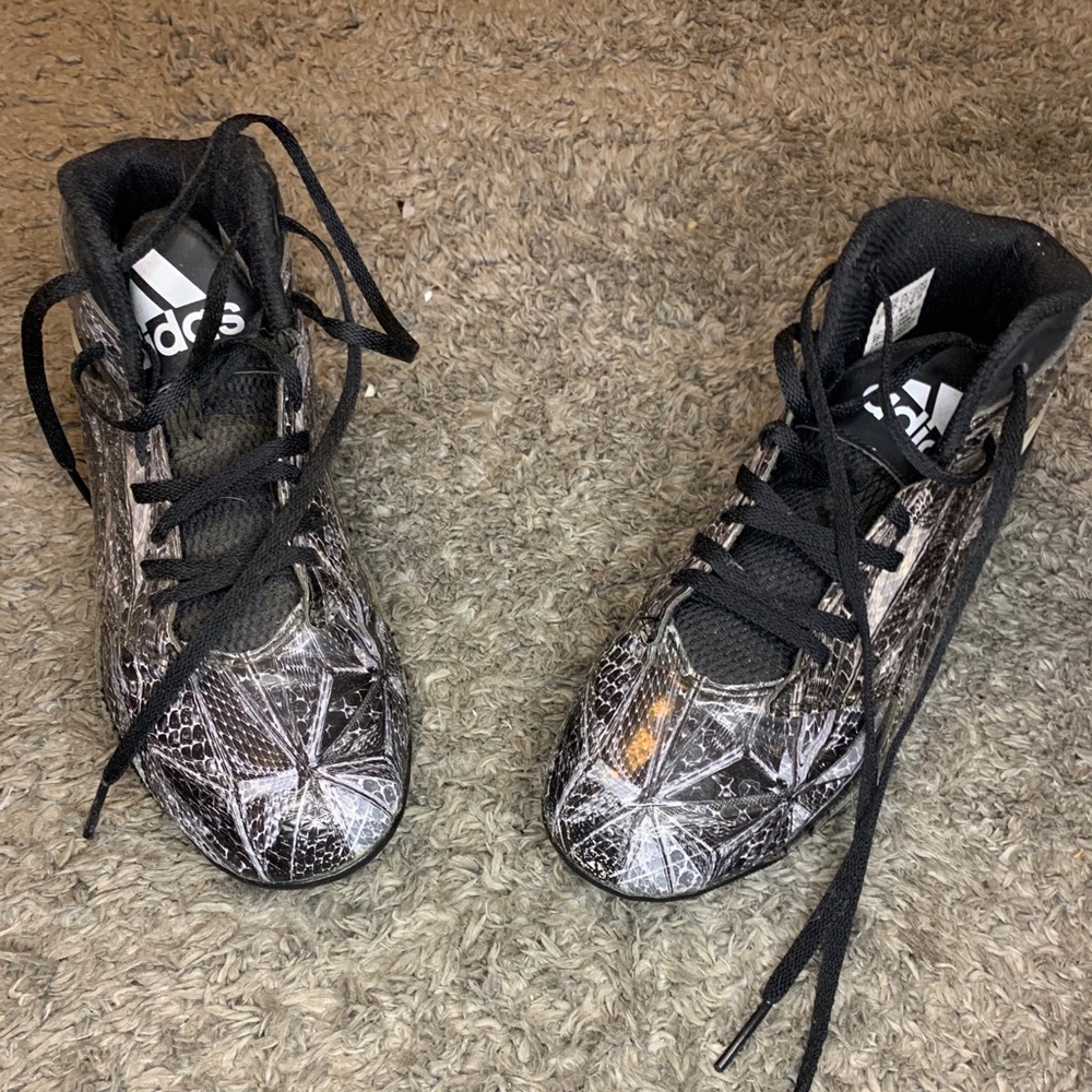 Boys size 6 Adidas soccer/football kleets